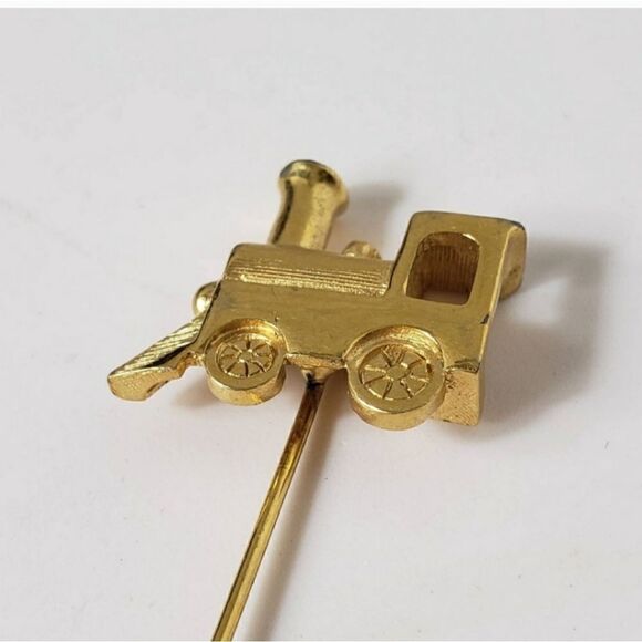 VINTAGE TRIFARI Goldtone Train Locomotive Stick Pin - Picture 4 of 5